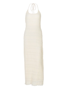 Vue détaillée d'une robe longue dos nu blanche en tissu plissé avec texture ondulée