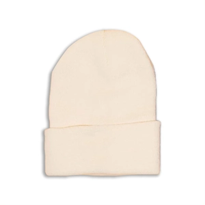 Détail de la texture d'un bonnet en tricot blanc crème avec un revers classique minimaliste