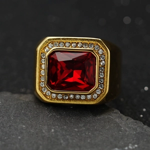 Gros plan détaillé d'une bague homme dorée avec rubis carré et micro-pavé de cristaux