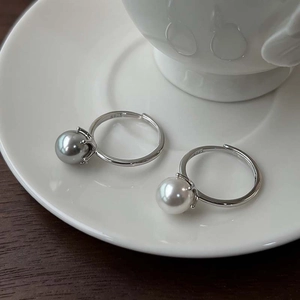 Elegant S925 sterling silver adjustable rings with white and dark grey pearls on porcelain