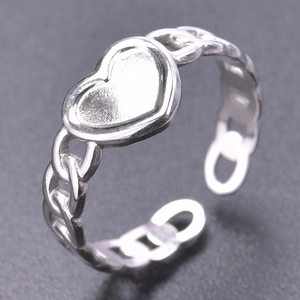 Macro shot of silver heart ring with chain texture band and adjustable open design