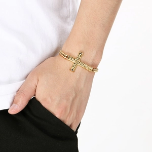 Bracelet pour homme en acier inoxydable doré avec croix texturée et chaîne cubaine épaisse