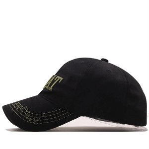 Dettaglio del cappellino nero in cotone con ricamo AT verde e cuciture sulla visiera