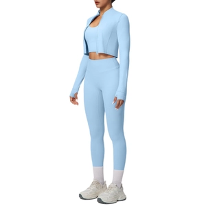 Set sportivo 3 pezzi celeste con giacca aderente con zip, reggiseno e leggings yoga