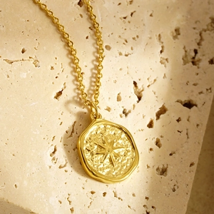 Collier doré avec pendentif étoile texturé irrégulier sur chaîne en acier inoxydable