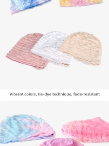 Dettaglio della trama a pieghe su berretti in cotone traspirante con motivi tie-dye