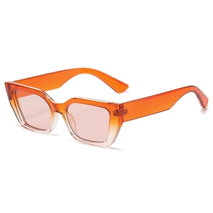 Seitenansicht der trendigen klobigen orangefarbenen Verlaufsbrille mit rosa Gläsern
