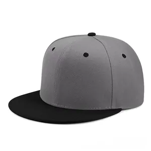Dettaglio cappello hip hop a tesa piatta con trama in cotone twill e cuciture a contrasto
