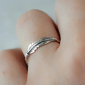 Vintage zilveren verenoorbellen met zirkonia details en geoxideerde afwerking