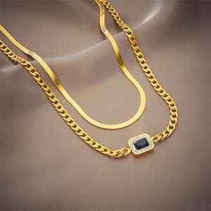 Collier double rang doré avec chaîne serpent et pendentif rectangulaire en gemme bleue