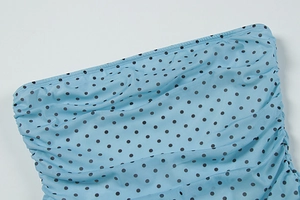 Détail du tissu en maille à pois bleu clair avec fronces latérales et texture