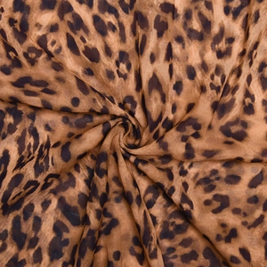Gros plan sur la texture du tissu mousseline léopard avec détails plissés en spirale
