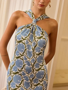 Détail de l'encolure dos nu torsadée sur une robe de vacances fleurie et ajustée