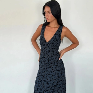 Détail d'une robe ajustée à col en V bleu marine avec un motif floral élégant