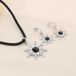 Parure en acier titane avec pendentif soleil et boucles d'oreilles gemme noire