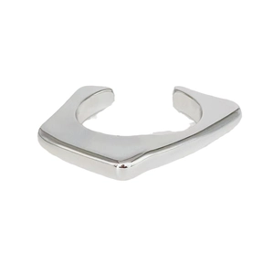 Brazalete abierto de plata irregular moderno con diseño minimalista