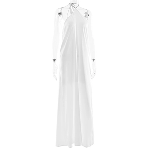 Vue détaillée du col licou dos nu et de la texture en satin blanc lisse de la robe