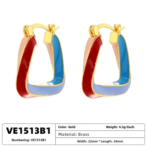 Detailansicht der Messingohrringe in Gold mit buntem Emaille und gedrehtem Design