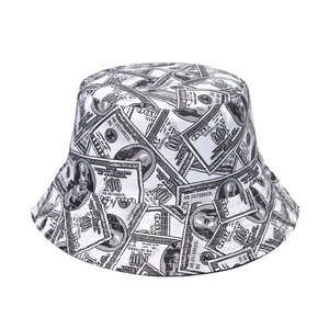 Détail du chapeau bob avec motif imprimé détaillé de billets de dollars américains