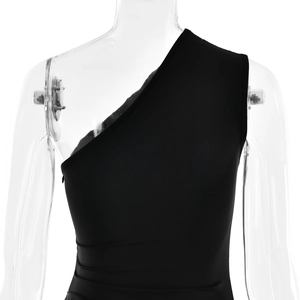 Détail de la robe noire à une épaule avec des fronces et un tissu élastique et lisse