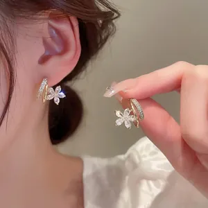 Boucles d'oreilles fleurs plaquées or avec pétales en zircone et doubles cercles brillants