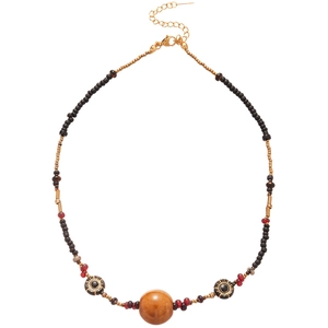 Böhmische Perlenkette aus Acryl mit braunem Anhänger und Goldkette auf weißem Grund