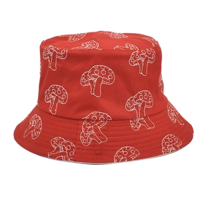 Détail du chapeau bob rouge en coton avec broderie champignon blanc et bord surpiqué