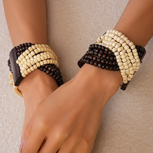 Détail macro du bracelet multicouche en perles de bois de style bohème marron et beige