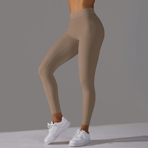 Détail du legging de yoga taille haute beige avec tissu doux et effet sculptant fessier