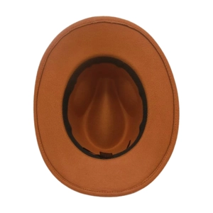 Vista interna dall'alto di un cappello da cowboy vintage a tesa larga con fascia nera
