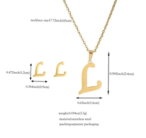Dettaglio del set collana e orecchini a lettera L dorata con dimensioni precise