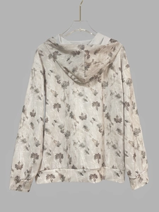 Sudadera beige con estampado de camuflaje de hojas de arce marrón, vista de la espalda