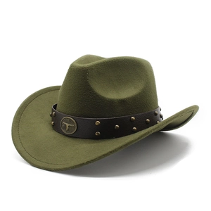 Chapeau de cowboy classique en feutre vert olive avec bandeau cuir et tête de taureau