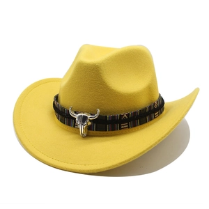 Détail d'un chapeau de cowboy jaune en feutre avec ruban ethnique et boucle de crâne argenté