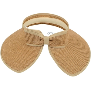Dettaglio cappello in paglia intrecciata con tesa larga ed elegante fiocco decorativo