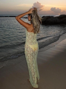 Détail du tissu en dentelle jaune transparente d'une robe longue moulante pour la plage