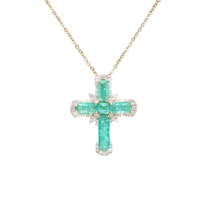 Collier croix en or avec pierres de zircon vert émeraude et micro-pavé de diamants