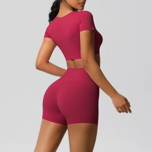 Detail von pflaumenrotem bauchfreiem Oberteil und High-Waist-Shorts am Modell