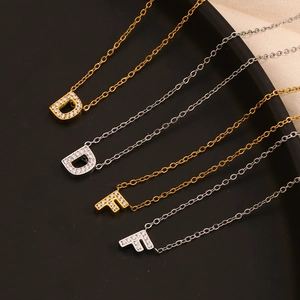 Collane in acciaio inossidabile placcate oro 18K con pendenti a lettera e strass lucidi