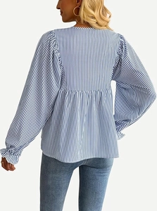 Rückansicht der blau gestreiften Bluse mit Puffärmeln, Rüschen und Taillenfalten