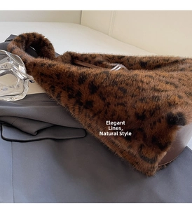 Détail d'un sac à main en fausse fourrure léopard sur une veste de costume