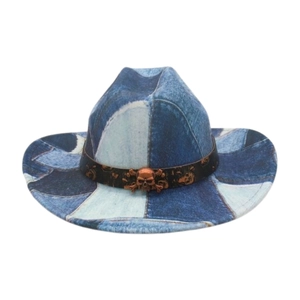 Détail d'un chapeau de cow-boy en denim avec patchwork et boucle tête de mort en bronze