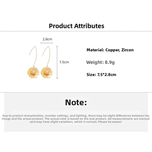 Spécifications des boucles d'oreilles fleurs plaquées or 18 carats avec oxydes de zirconium