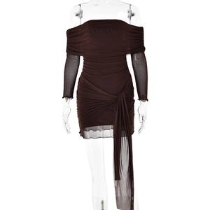 Détail du drapé en maille marron chocolat et du nœud latéral sur la robe courte chic