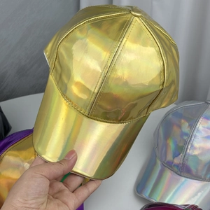 Vue macro d'une casquette de baseball dorée en cuir PU réfléchissant avec effet holographique