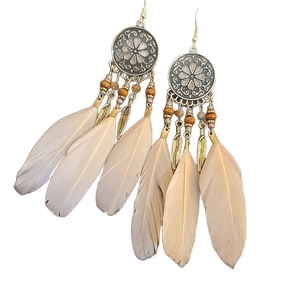 Boucles d'oreilles bohèmes avec plumes beige et pendentifs floraux style vintage