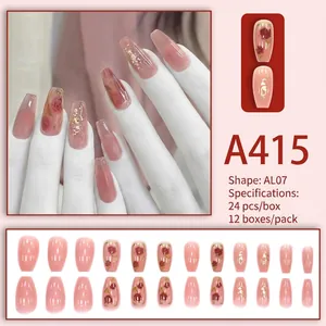Ongles autocollants rose translucide avec motifs de roses et paillettes dorées