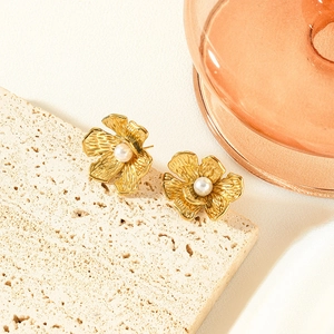 Orecchini a fiore dorati con perla bianca su pietra beige, stile vintage francese