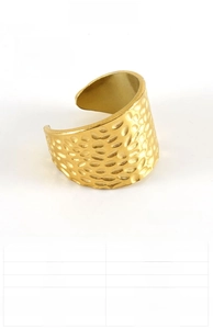 Detail view of 18K gold plated stainless steel hammered ring with 22x18mm size specs