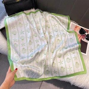Carré de cou aspect soie avec motifs coquillages et étoiles de mer sur fond en peluche